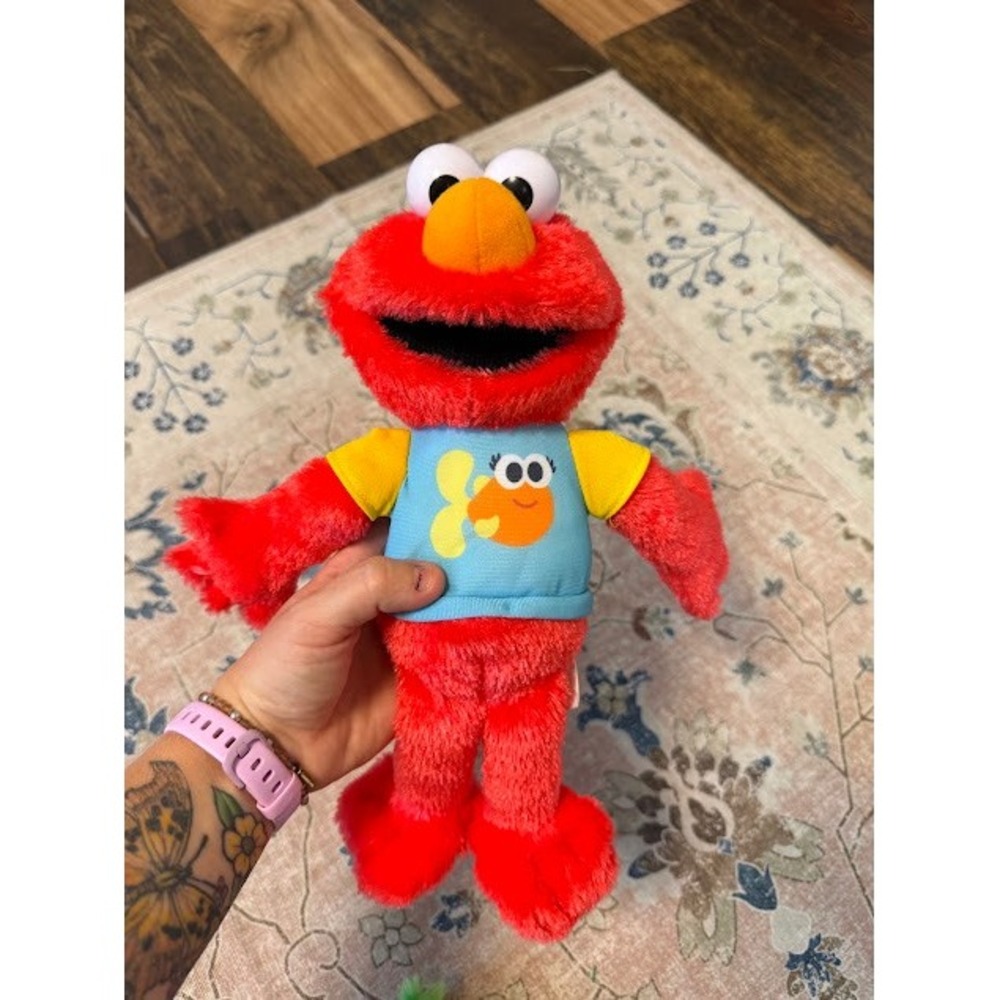 Sesame Street Elmo Plush Toy Red Dorothy Goldfish Shirt 9in Stuffed Animal Toy